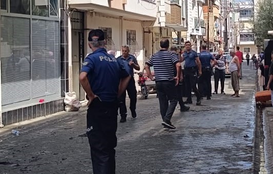 Manisa'nın Turgutlu ilçesinde bir binanın çatı katında çıkan yangın itfaiye ekiplerinin müdahalesi sonucu söndürüldü. Yangının söndürülmesinin ardından çatı katında oturan Osman K. ile komşuları arasında ise kavga çıktı. Komşular, Osman K.'nın hobi evi ol