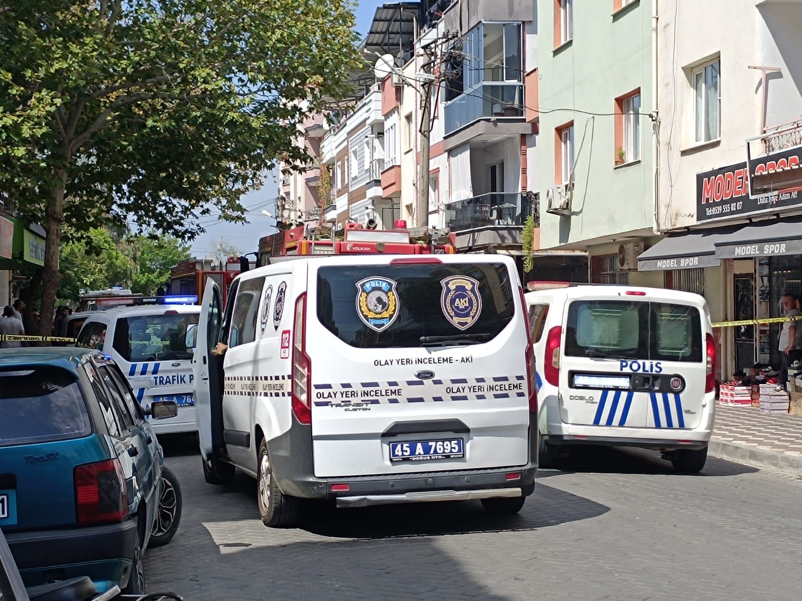 Manisa'nın Turgutlu ilçesinde bir binanın çatı katında çıkan yangın itfaiye ekiplerinin müdahalesi sonucu söndürüldü. Yangının söndürülmesinin ardından çatı katında oturan Osman K. ile komşuları arasında ise kavga çıktı. Komşular, Osman K.'nın hobi evi ol