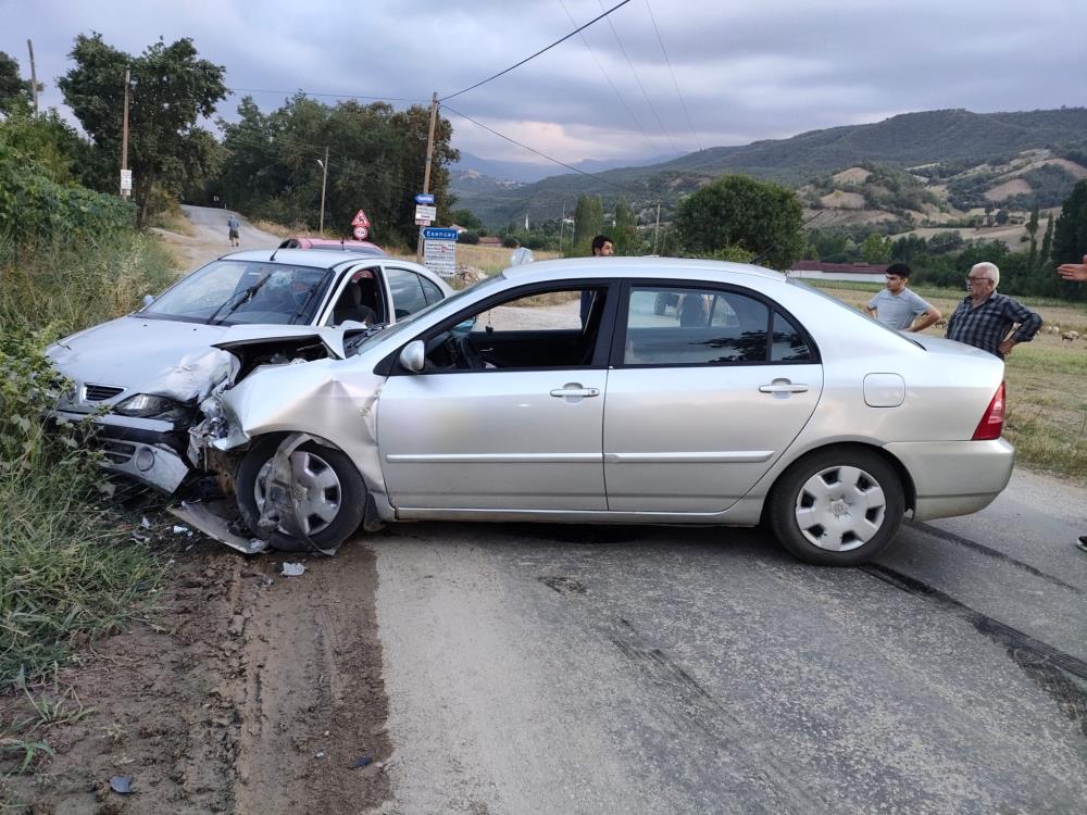 Otoyolda feci kaza: 2'si çocuk 5 yaralı