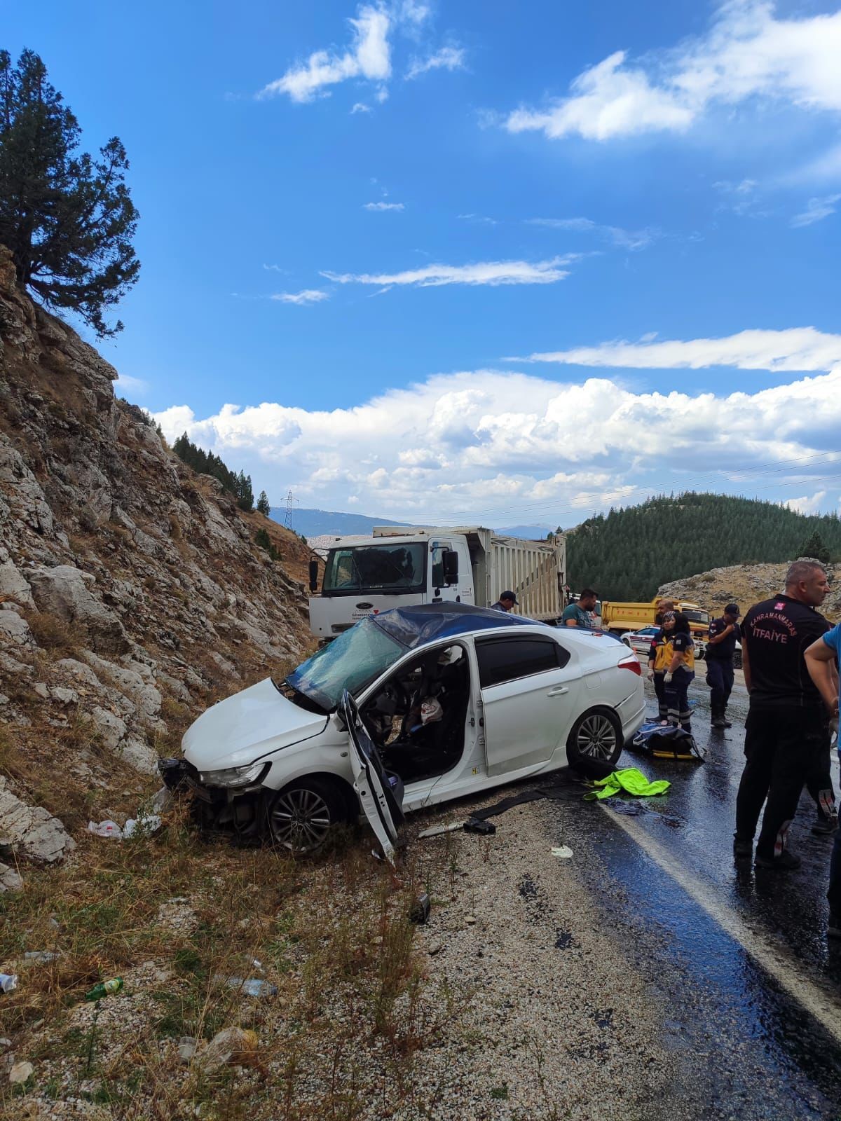 3 araç birbirine girdi: 2 ölü!