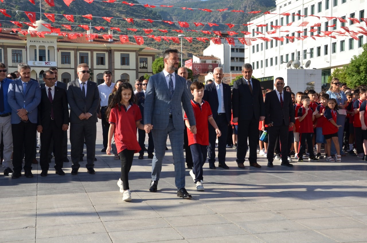 İlk ders zilini Vali Ünlü çaldı-2