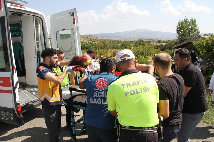 Manisa'da kontrolden çıkan araç tarlaya uçtu: 1'i ağır 5 yaralı-2