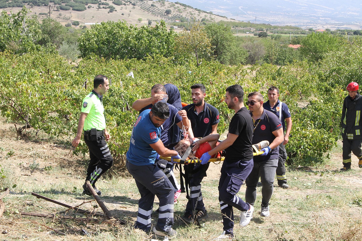 Manisa'da kontrolden çıkan araç tarlaya uçtu: 1'i ağır 5 yaralı-3