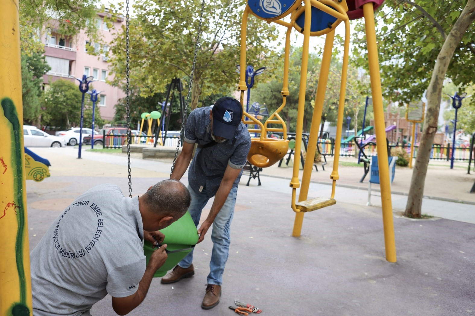 Manisa'da parklara bakım onarım çalışması yapıldı-1