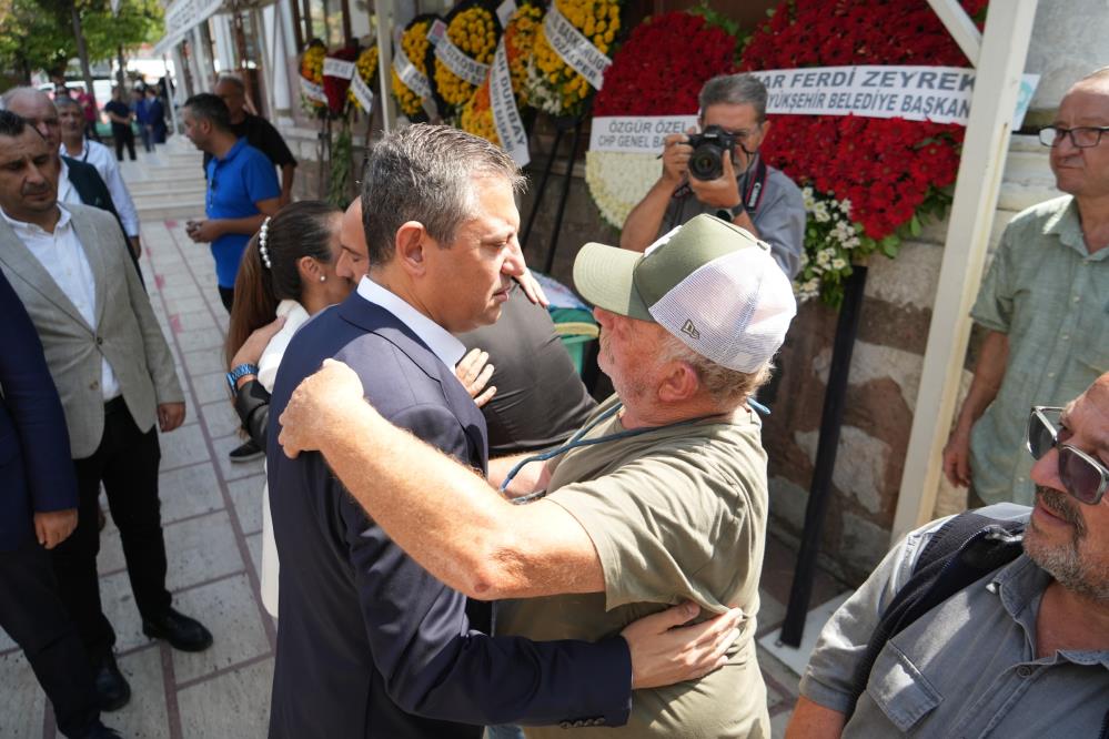 CHP Lideri Özel Manisa'da cenaze törenine katıldı-1