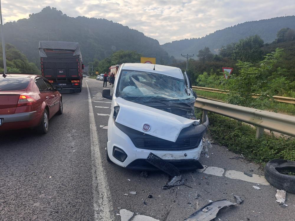 Otoyolda feci kaza: 1'i ağır 5 yaralı