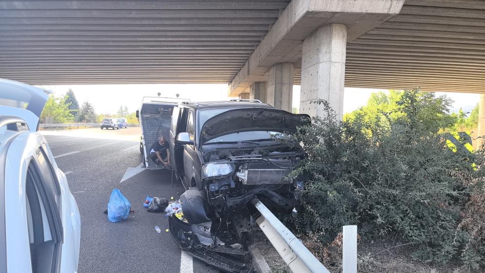 Minibüs bariyerlere saplandı: 1'i ağır 15 yaralı