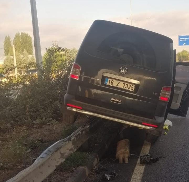 Minibüs bariyerlere saplandı: 1'i ağır 15 yaralı-1