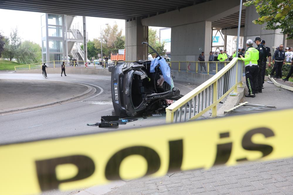 Otomobil üst geçitten aşağı düştü: 1 ölü