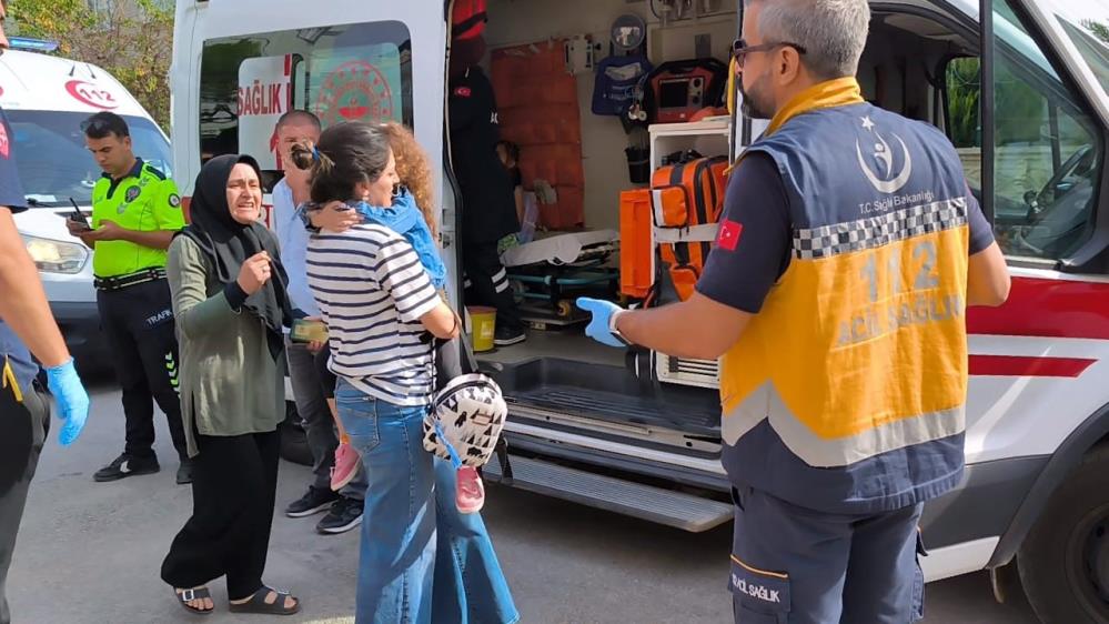 Okul servisi ile hafif ticari araç çarpıştı: 11 yaralı