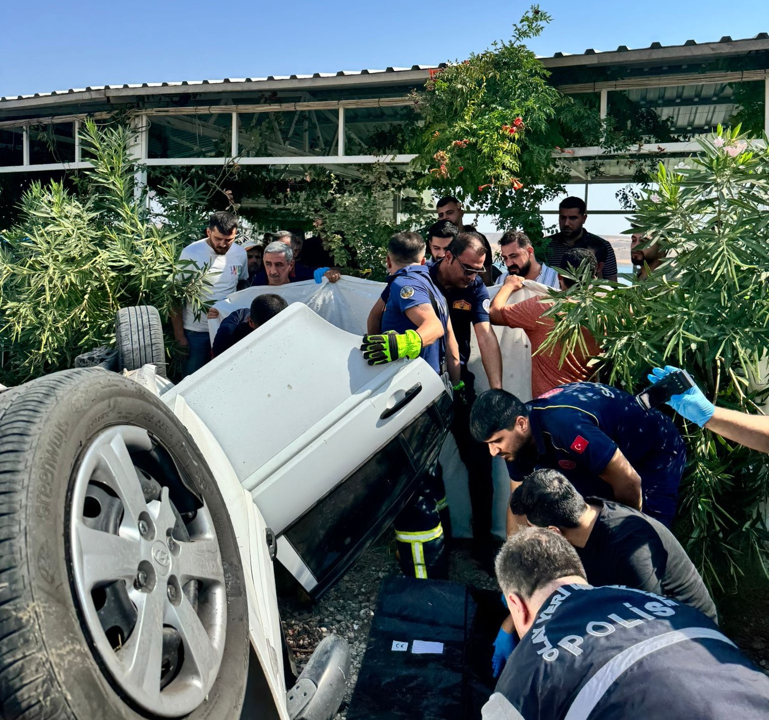 Şarampole devrilen otomobildeki 2 kişi hayatını kaybetti-1