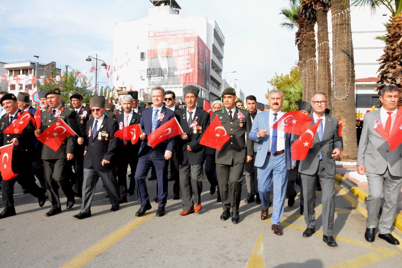 Manisa'da 19 Eylül Gaziler Gününde Manisa protokolü ve gaziler birlikte yürüdü-4