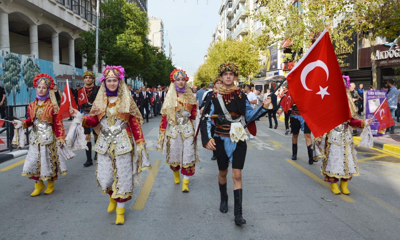 Manisa'da 19 Eylül Gaziler Gününde Manisa protokolü ve gaziler birlikte yürüdü-2