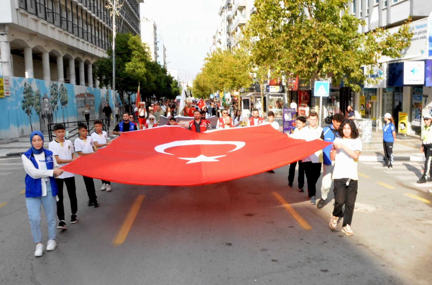 Manisa'da 19 Eylül Gaziler Gününde Manisa protokolü ve gaziler birlikte yürüdü-1