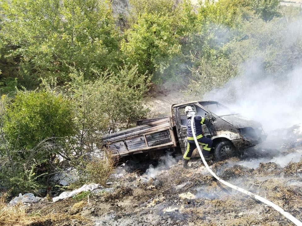 Denizli'de kamyonet şarampole devrilerek alev aldı!-1