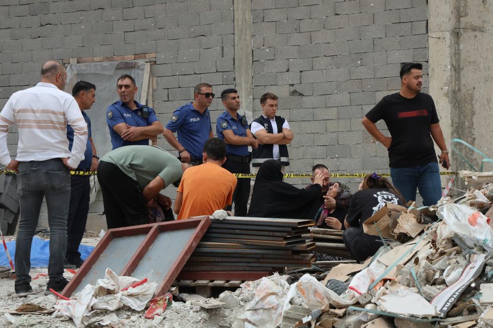 Kule vinçteki demir kova işçilerin üzerine düştü