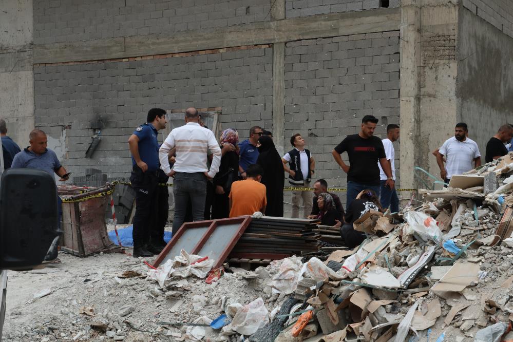 Kule vinçteki demir kova işçilerin üzerine düştü