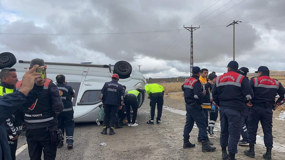 Turistleri taşıyan minibüs takla attı: 18 yaralı