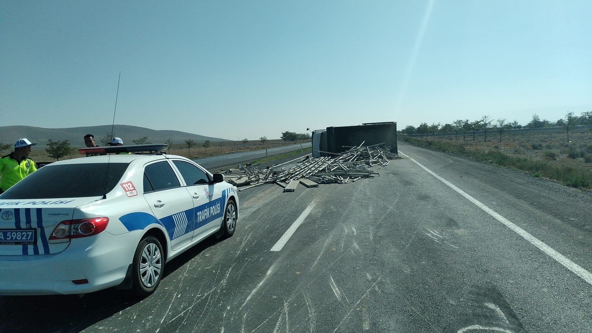 Lastiği patlayan kamyon devrildi: 2 kişi yaralandı-1