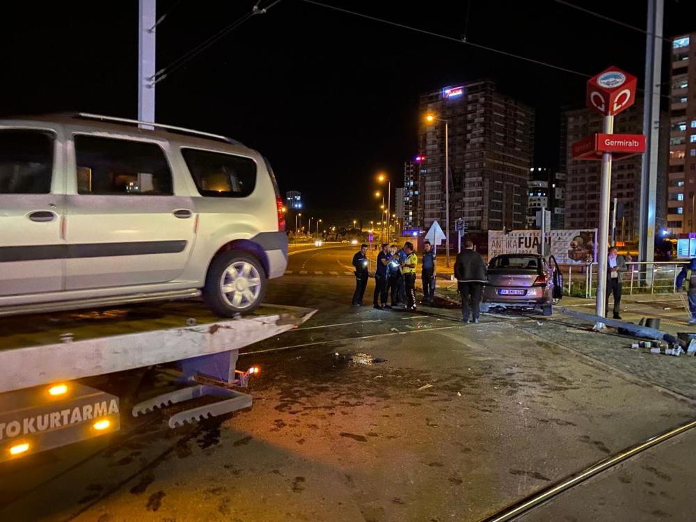 Hafif ticari araç ile otomobil çarpıştı: 5 yaralı