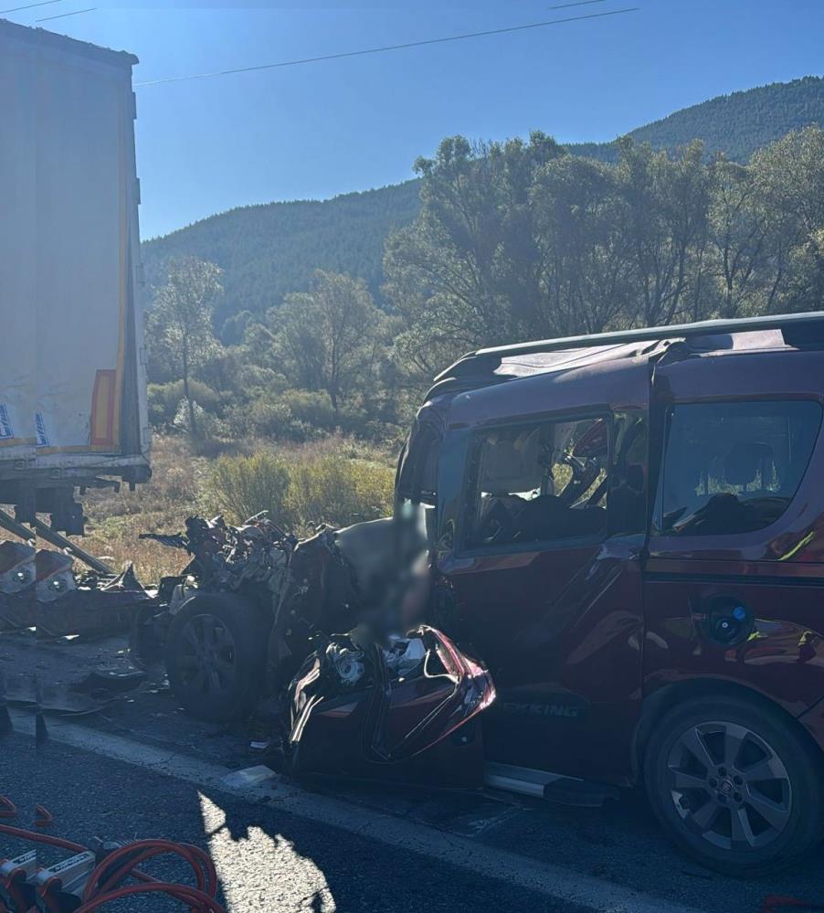 Otoyolda feci kaza: 3 ölü 2 ağır yaralı