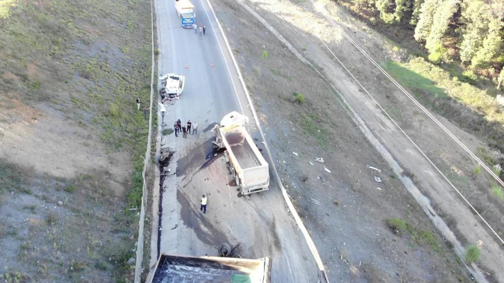 İki kamyon çarpıştı: 1 ölü 1 ağır yaralı