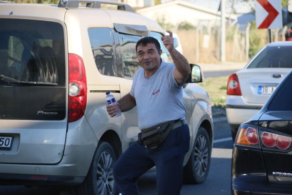 Seyyar satıcı, Manisa'daki kızını okutmak için şarkılarla yollarda!-1