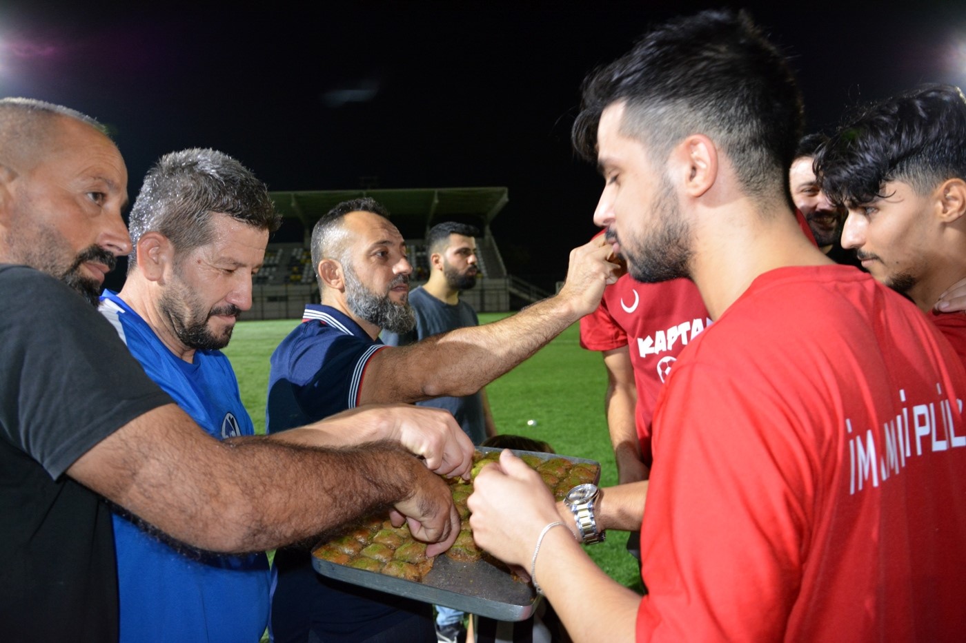 İmam Hatipliler Spor futbolcularına ilk maç öncesi ikram-3