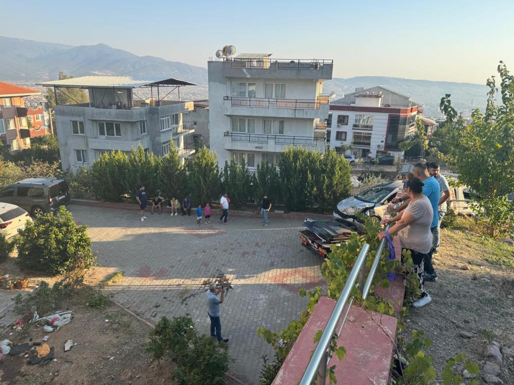 İzmir'de otomobil apartmanın bahçesine uçtu: 2 yaralı