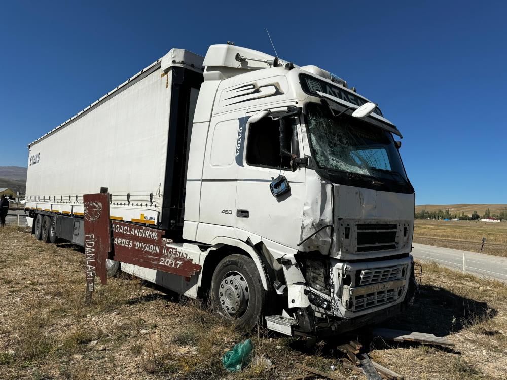 Minibüs tıra çarptı: 1'i ağır 3 yaralı-1