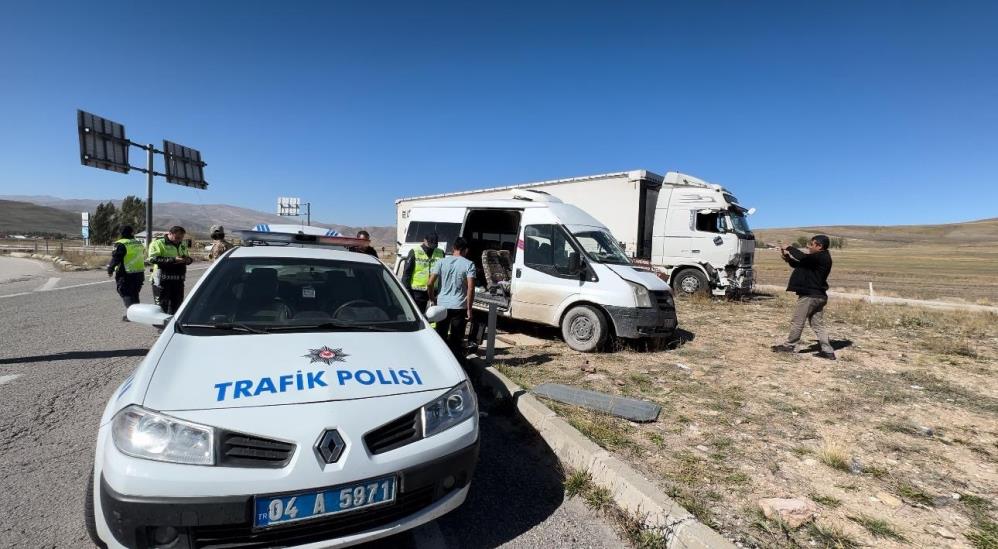 Minibüs tıra çarptı: 1'i ağır 3 yaralı