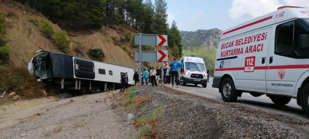 Yolcu otobüsü tıra arkadan çarpıp şarampole devrildi: 8 yaralı