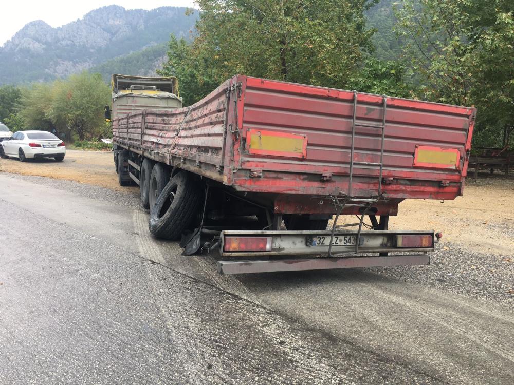 Yolcu otobüsü tıra arkadan çarpıp şarampole devrildi: 8 yaralı