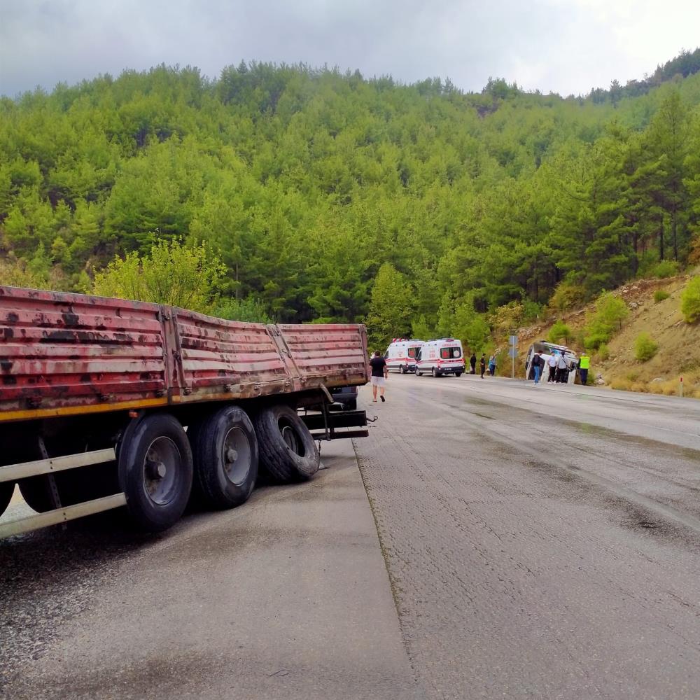 Yolcu otobüsü tıra arkadan çarpıp şarampole devrildi: 8 yaralı