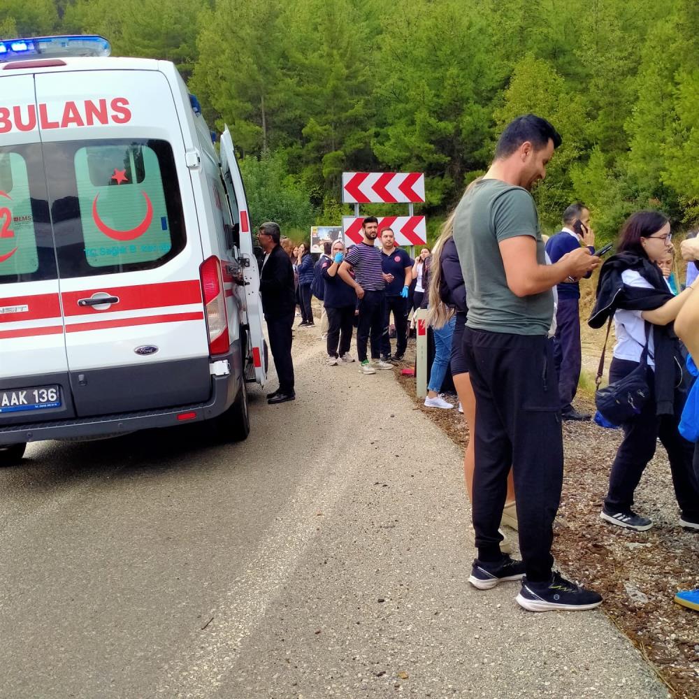 Yolcu otobüsü tıra arkadan çarpıp şarampole devrildi: 8 yaralı