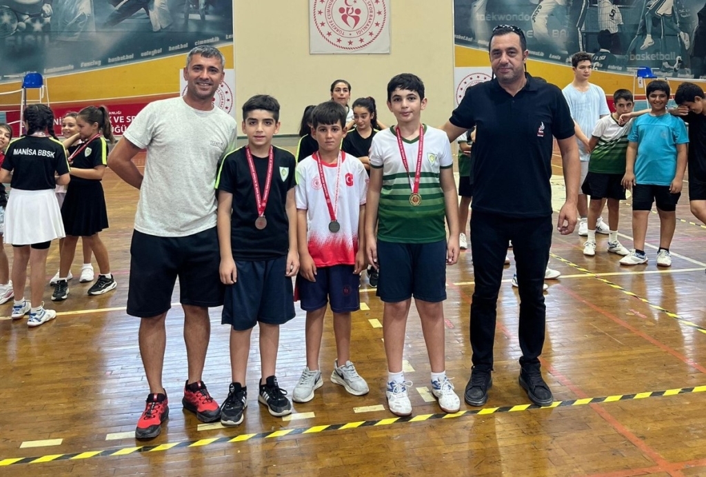 Manisa BBSK'dan Badmintonda Büyük Başarı!