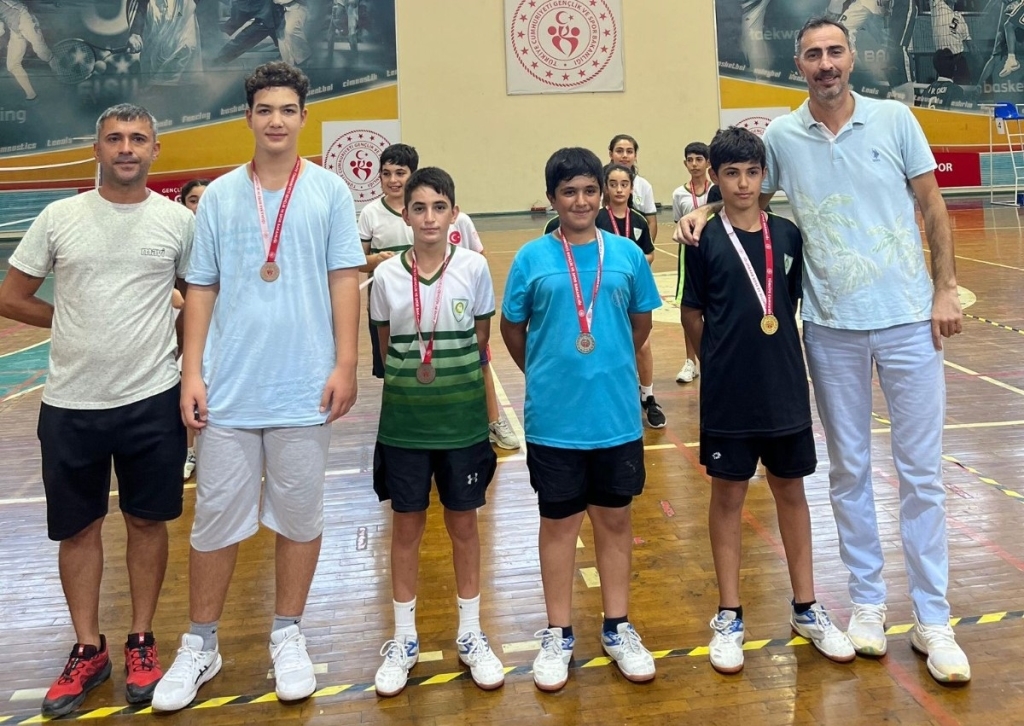 Manisa BBSK'dan Badmintonda Büyük Başarı!-1