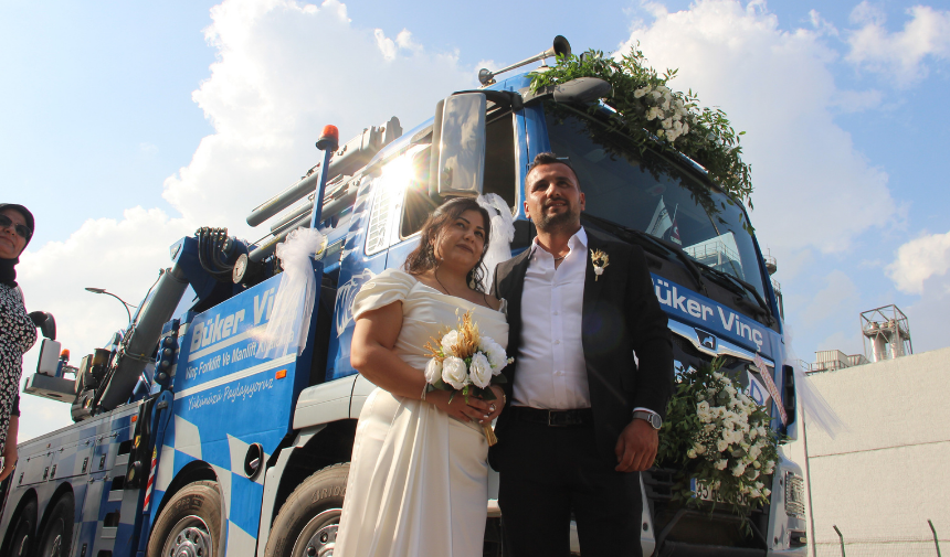 Manisa'da Nikah Masasına Oturan Genç Çiftin Gelin Arabası Damadın Iş Aracı Olan Vinç Oldu 1