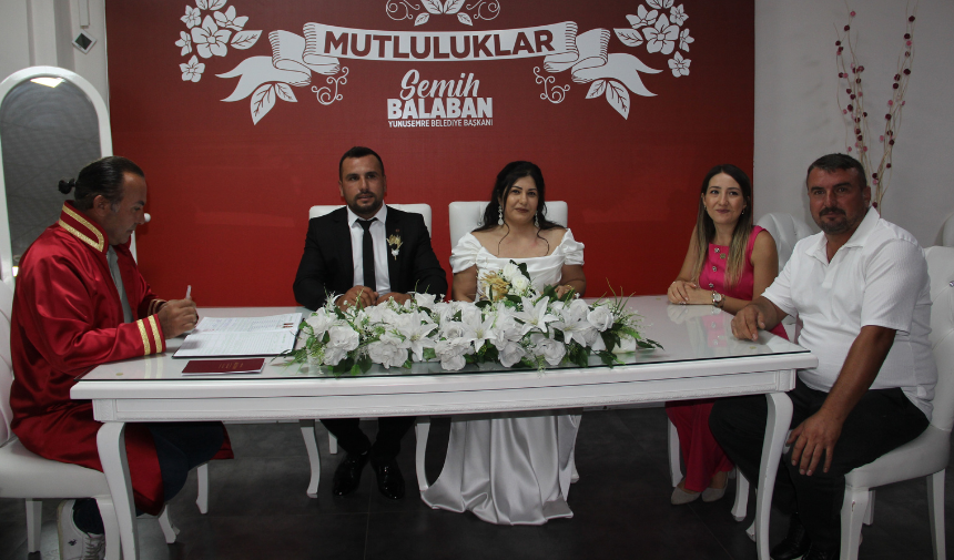 Manisa'da Nikah Masasına Oturan Genç Çiftin Gelin Arabası Damadın Iş Aracı Olan Vinç Oldu 2