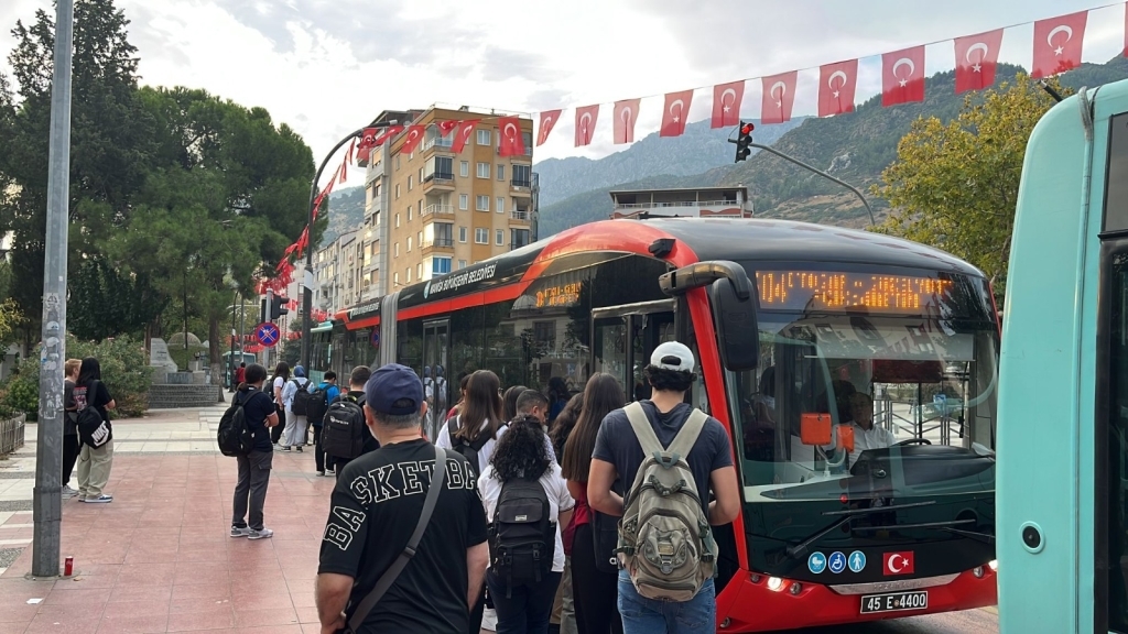 Manisa'da Yoğunluk Yaşanan Güzergahlara Ek Seferler1