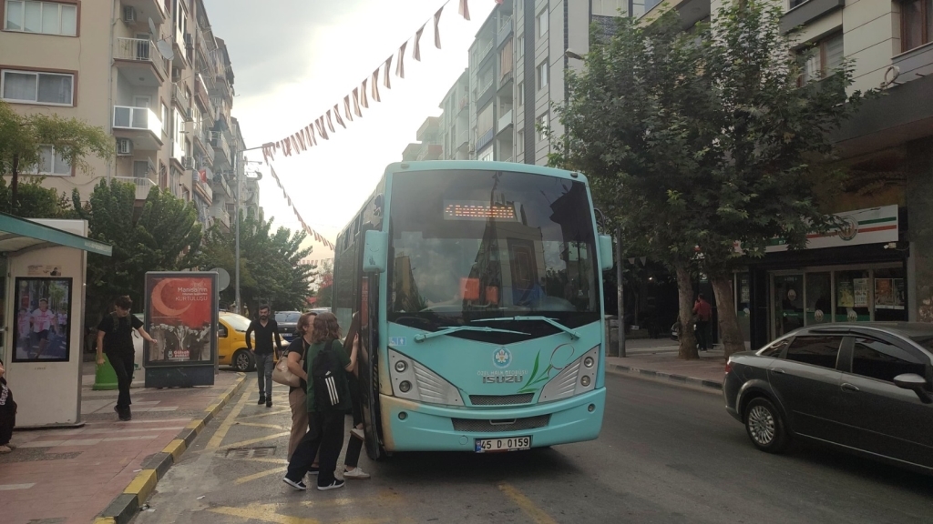 Manisa'da Yoğunluk Yaşanan Güzergahlara Ek Seferler3