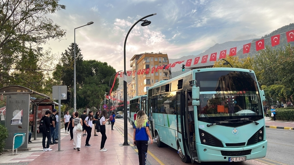 Manisa'da Yoğunluk Yaşanan Güzergahlara Ek Seferler5