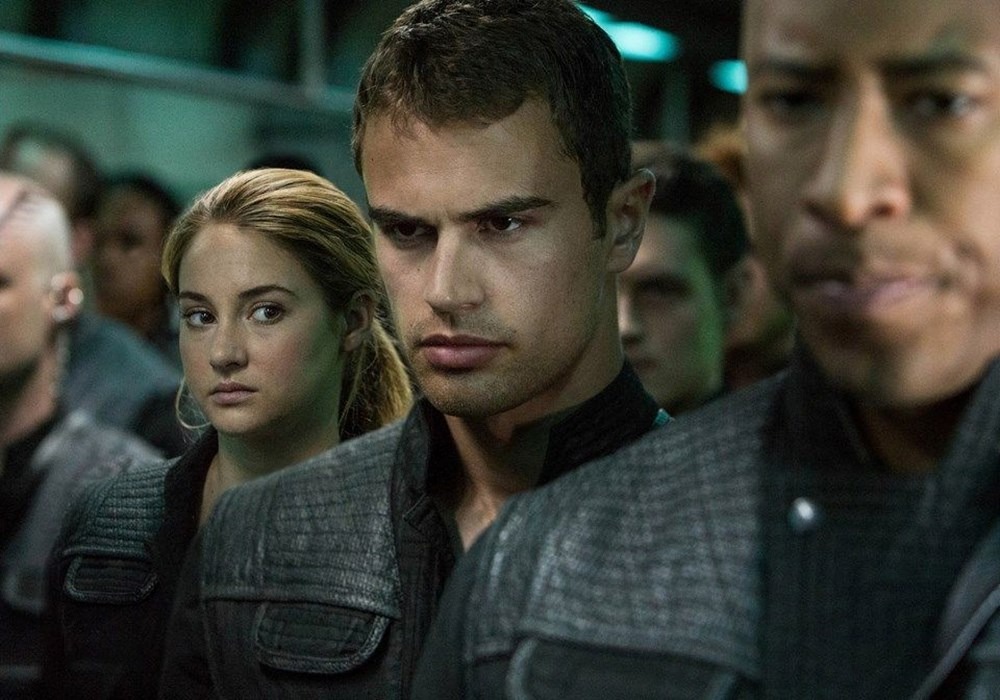 Theo James Kimdir 3