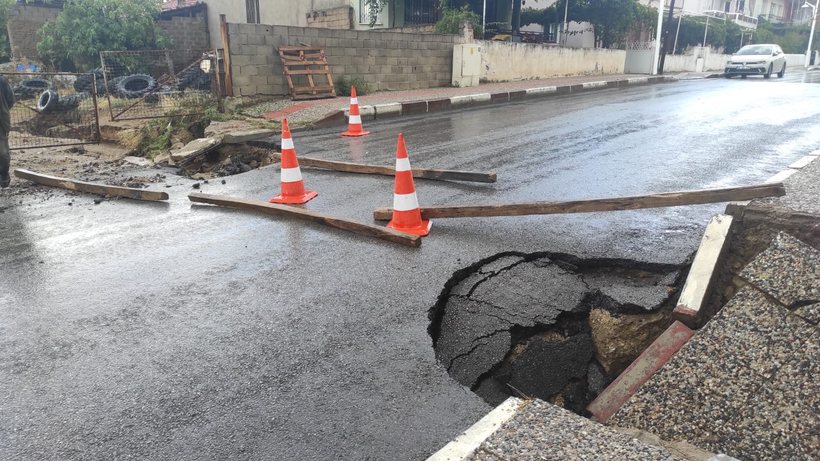 Sarıgöl'de fay hattının geçtiği yol çöktü!-1