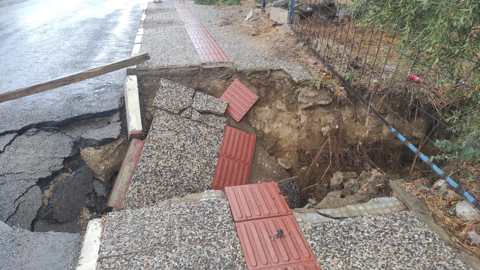 Sarıgöl'de fay hattının geçtiği yol çöktü!-3