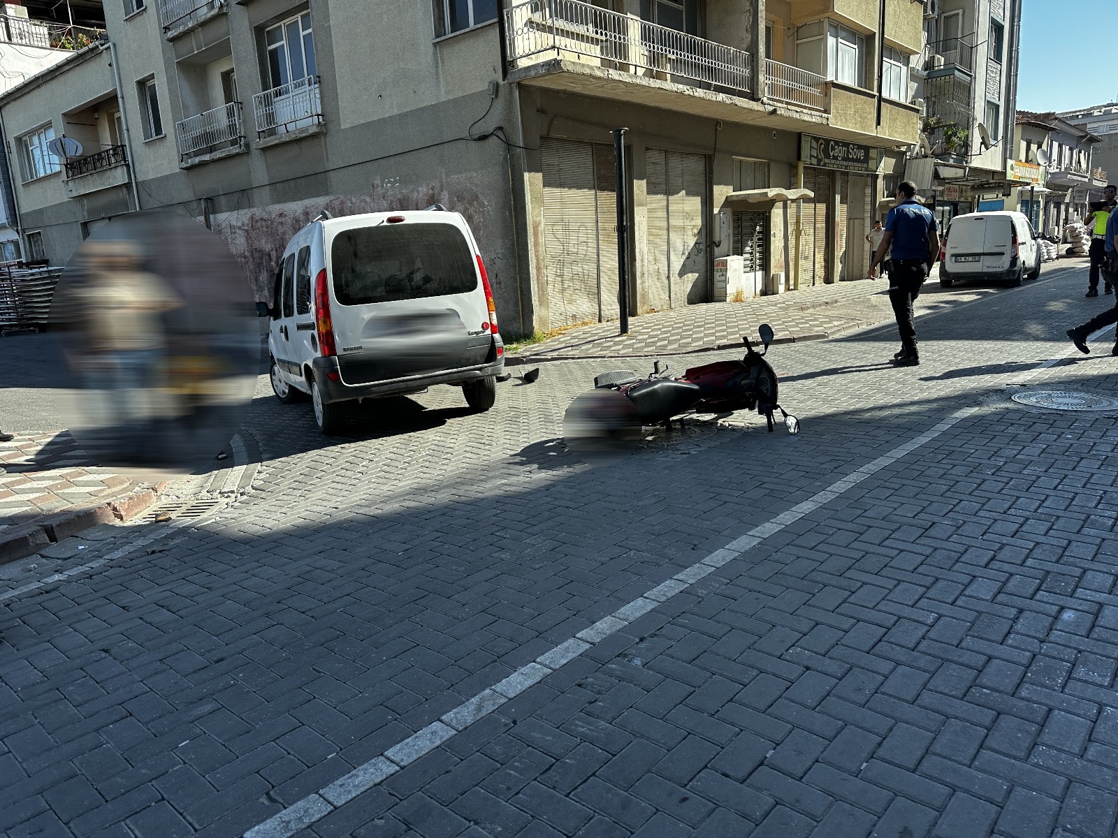 Manisa'da kamyonet ile motosiklet çarpıştı: 1 yaralı