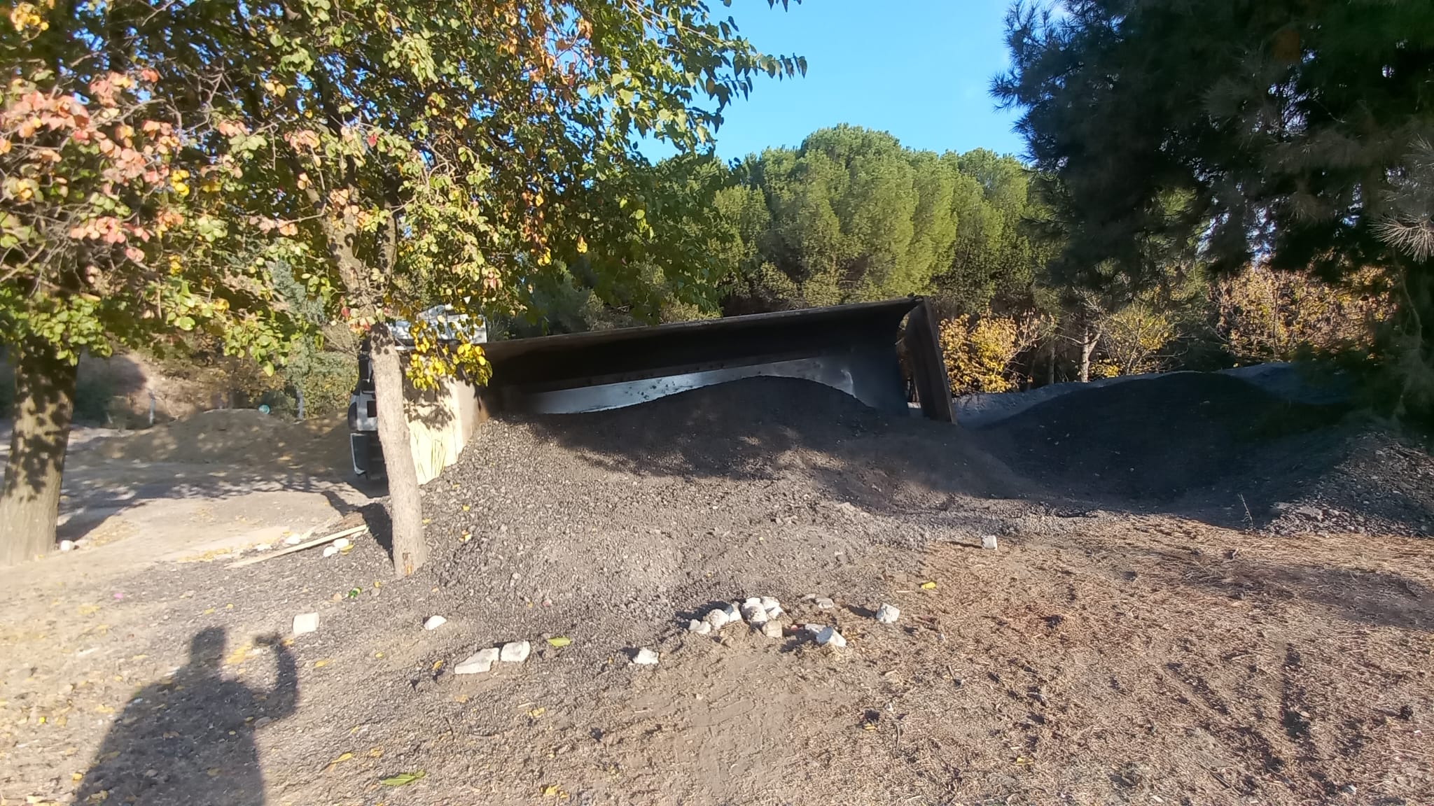 Manisa'da kum yüklü kamyonun damperi devrildi