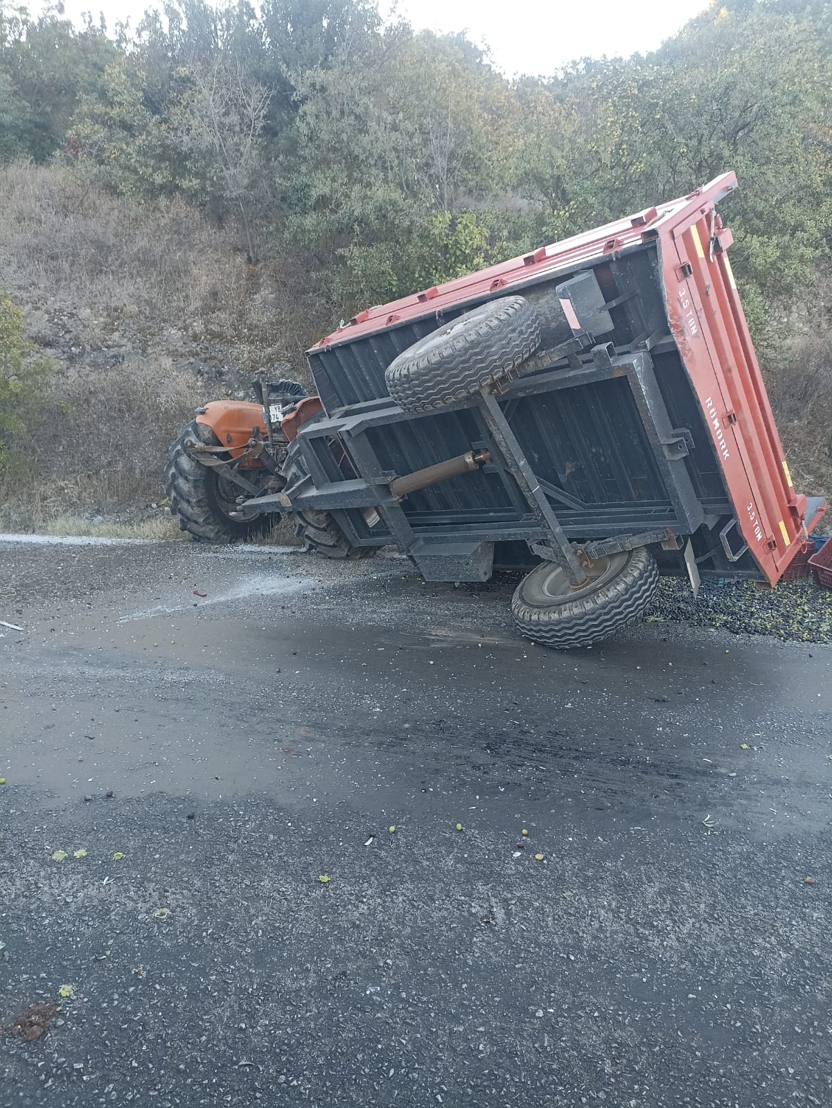 Akhisar’da zeytin yüklü traktör ile otomobil çarpıştı: 2 yaralı-1