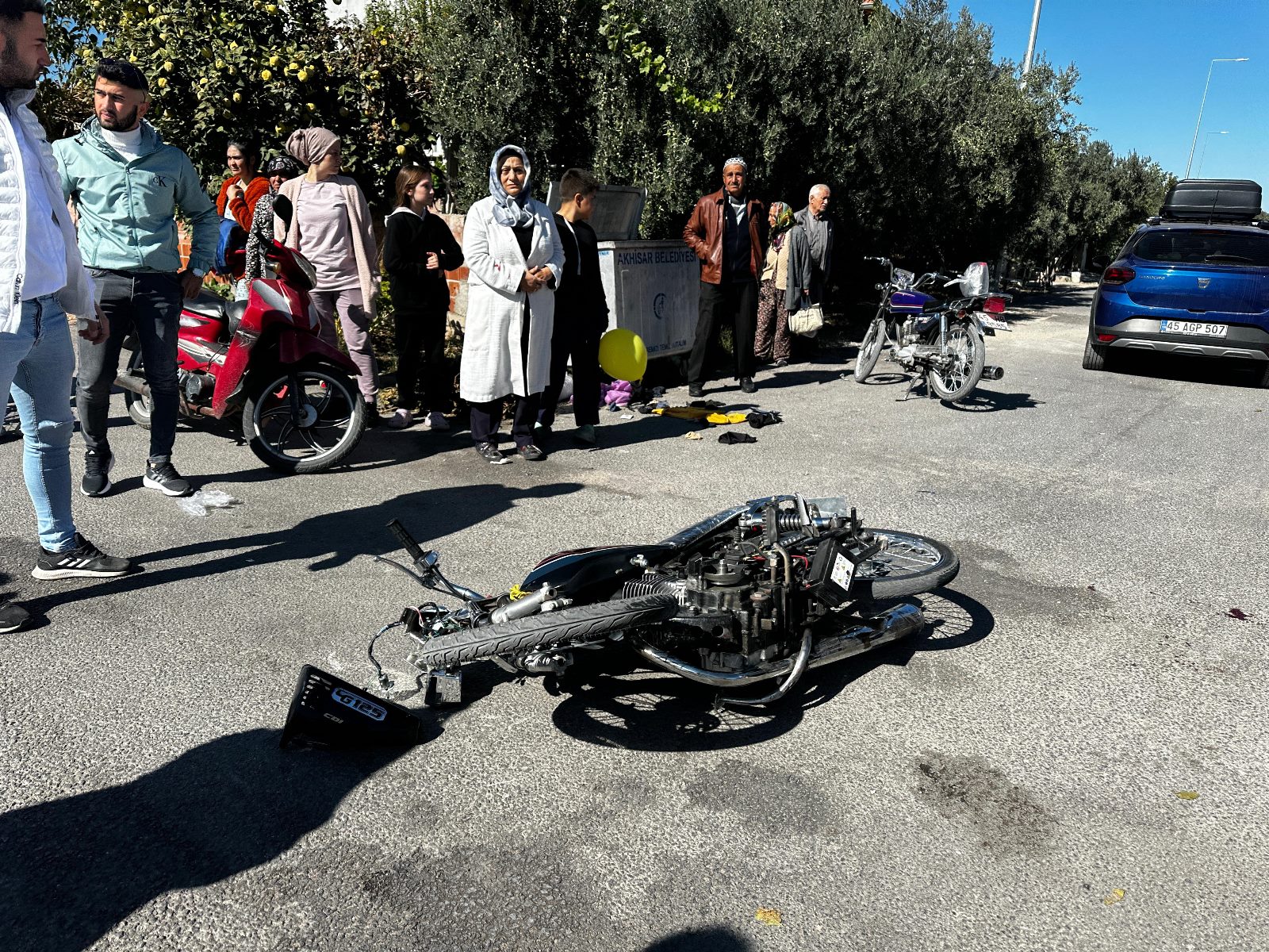 Manisa'da motosiklet ile otomobil çarpıştı: 1 yaralı-1