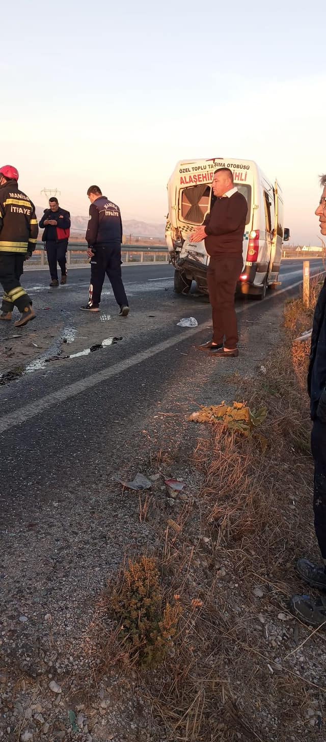 Alaşehir'de otomobil yolcu minibüsüne arkadan çarptı!